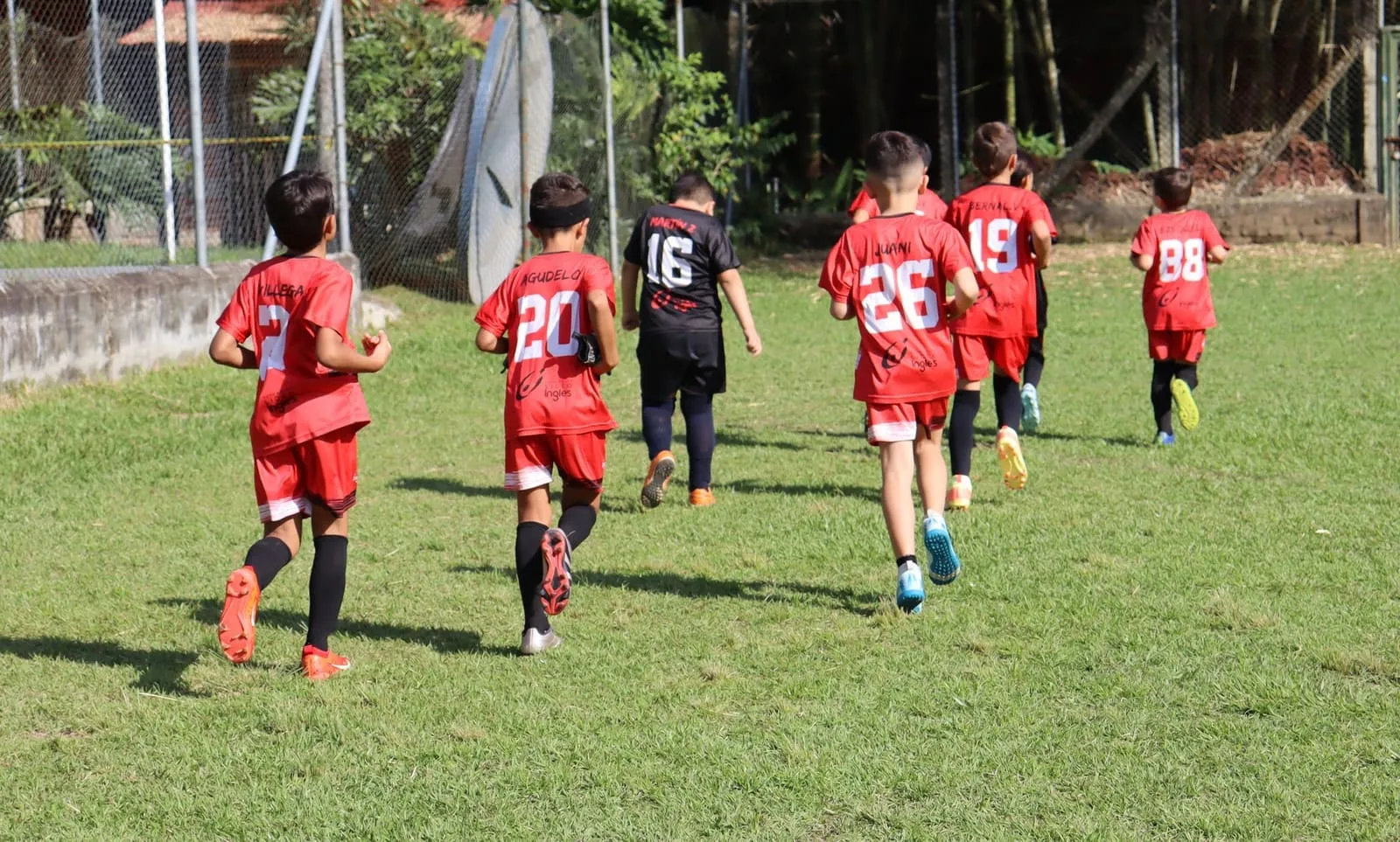 Estudiante jugando fútbol en las canchas deportivas de la FLI